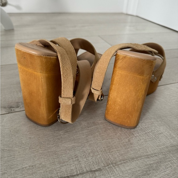 Sam Edelman size 7 Platform shoe. Beige suede - Picture 3 of 3